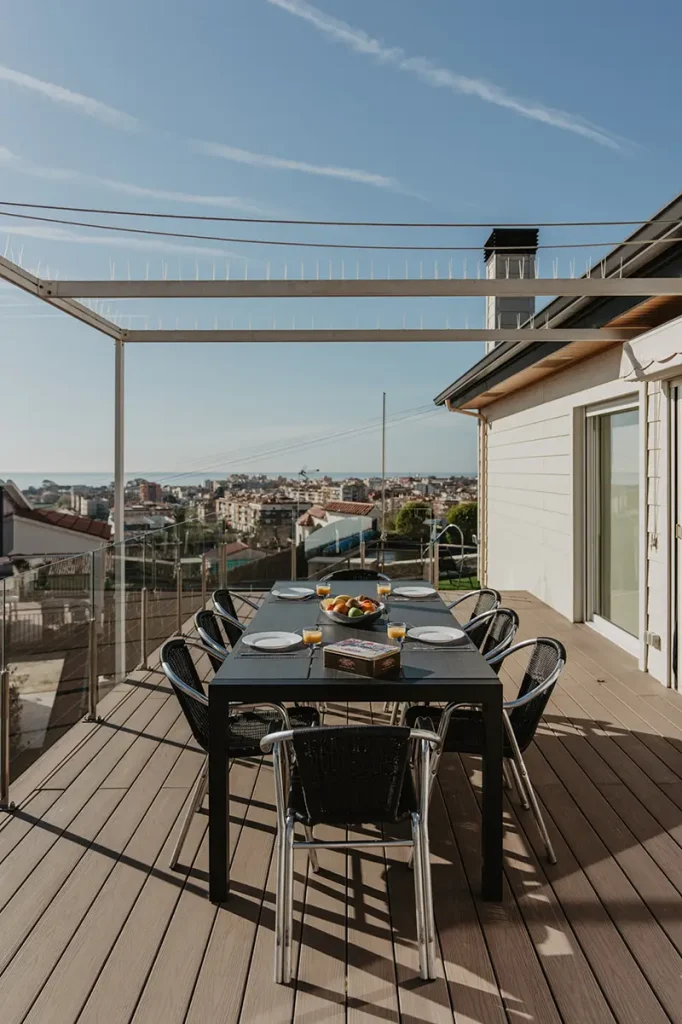 terraza con mesa servida casa pineda de mar petitluxe